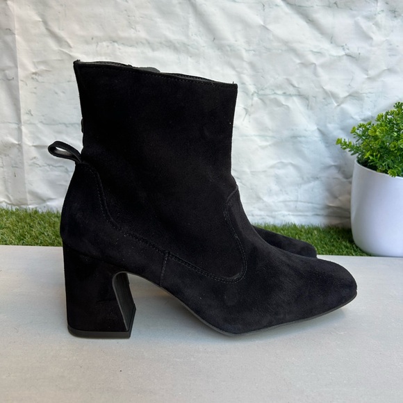 Paul Green Nepal Bootie
SQUARE FLARED BLOCK HEEL SUEDE BLACK  UK 5 US 7.5 
$455 - Picture 10 of 16